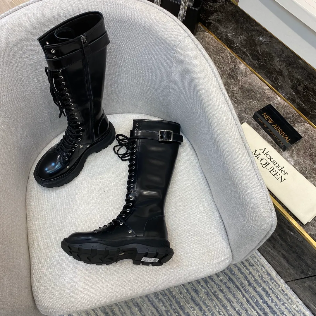 👟👟Ex-factory price 760👟👟MCQ McQueen boots ▪️The latest new color series of Alexander McQu**▪️2020s counter ────────────────This can completely replace its previous popular white shoe series 🎉 It is not picky about the foot shape at all, and it looks great on the foot ▪️Upper: exclusive custom-made original open-edge beaded cowhide ▪️ Inside: original customized sheepskin ➕ genuine leather welt ▪️Exclusive molded original outsole Anti-slip T👟👟Factory price U outsole Size 35-39 [40 can be customized and non-returnable]